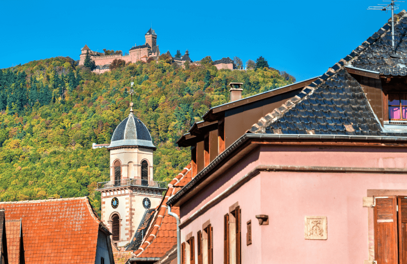Blick von Saint Hippolyte auf die Haut-Koenigsbourg