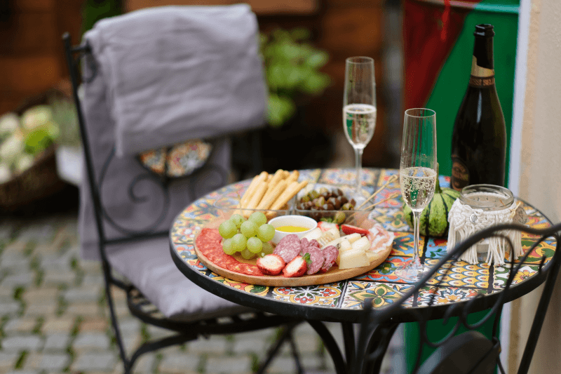 Mesa de bistrô com Prosecco e pratos Mesa de bistrô com Prosecco e pratos