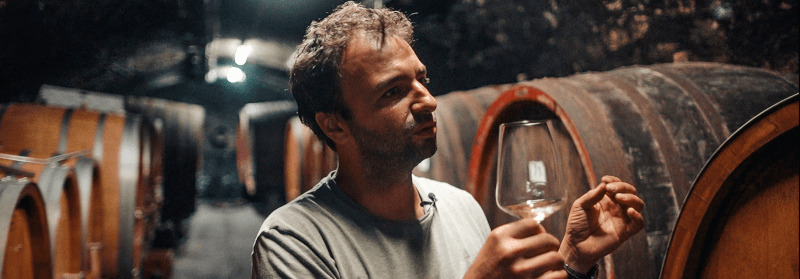 Winzer Jakob Schneider Junior im Weinkeller