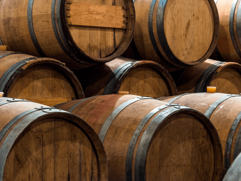 A pequena barrica de madeira, ferramenta básica na viticultura francesa