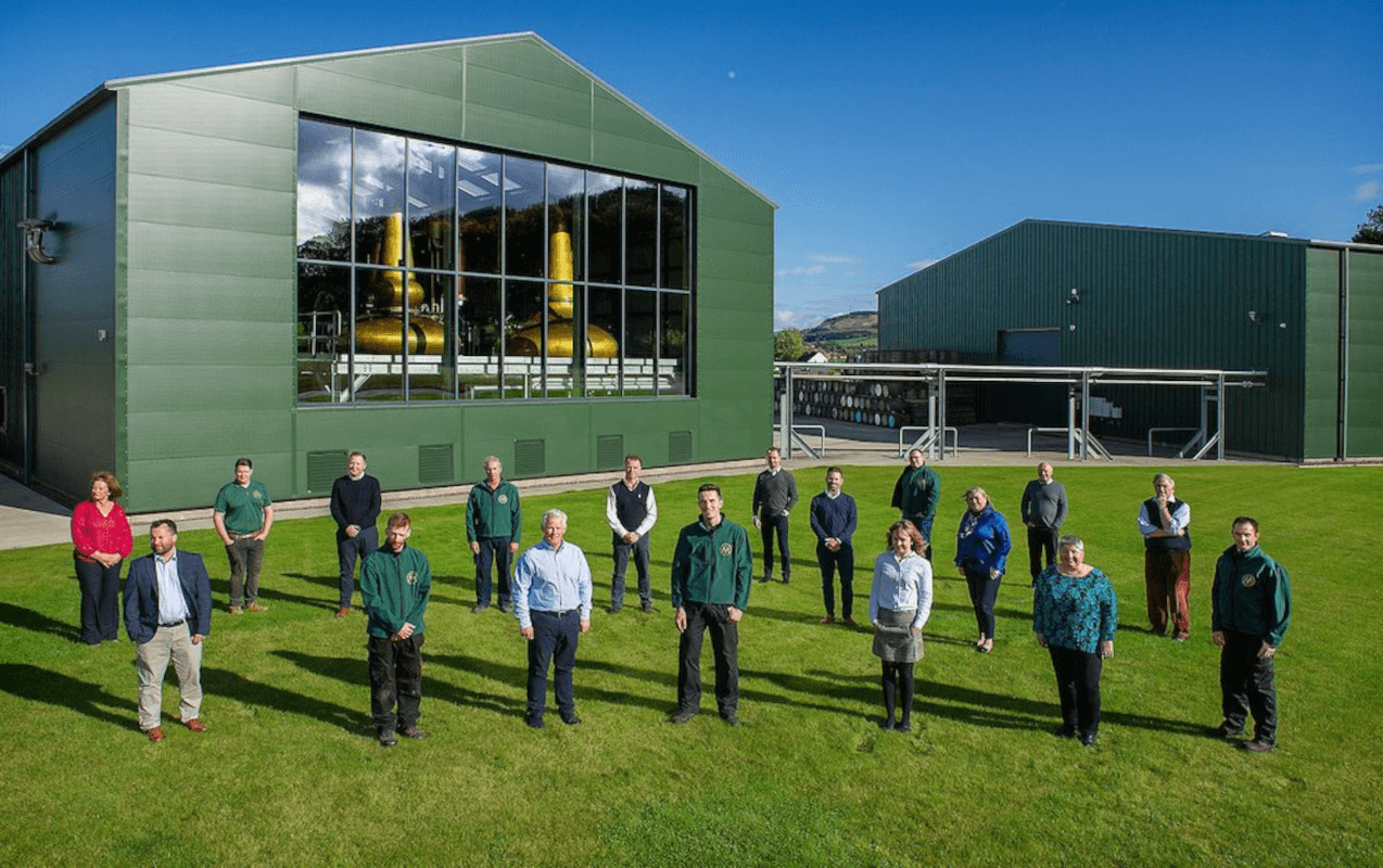 Morrison Scotch Whisky Destillers Team vor der Distillery