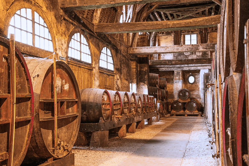 Barricas de carvalho na destilaria de Calvados Barricas de carvalho na destilaria de Calvados