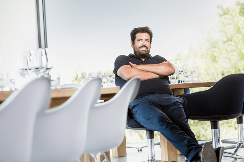 Markus Schneider im Verkostungsraum Markus-Schneider-im-Verkostungsraum