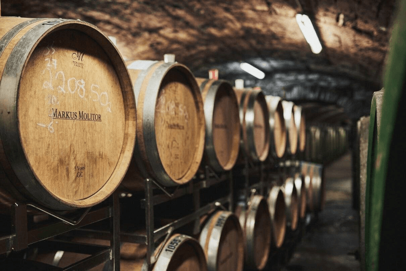 Im Keller lagern die Holzfässer für den Moselwein