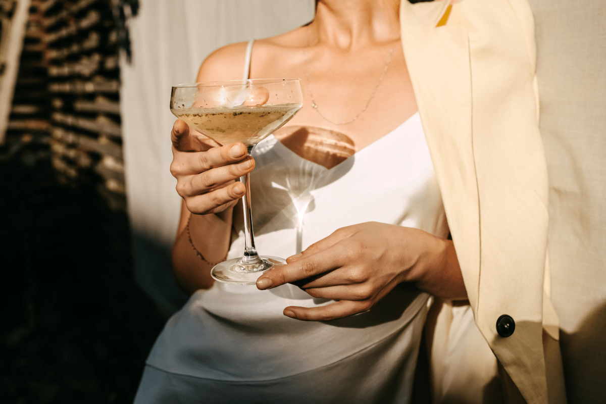 Mulher com taça de champanhe Mulher com taça de champanhe