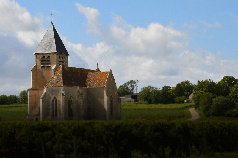 Die Kirche Saint-Claire de Préhy neben der Kellerei von Brocard ist ein Wahrzeichen des Guts