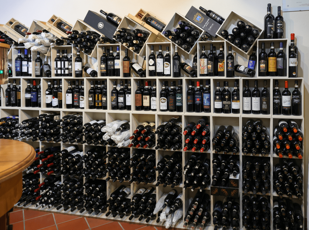 Prateleira de vinhos com garrafas Prateleira de vinhos com garrafas