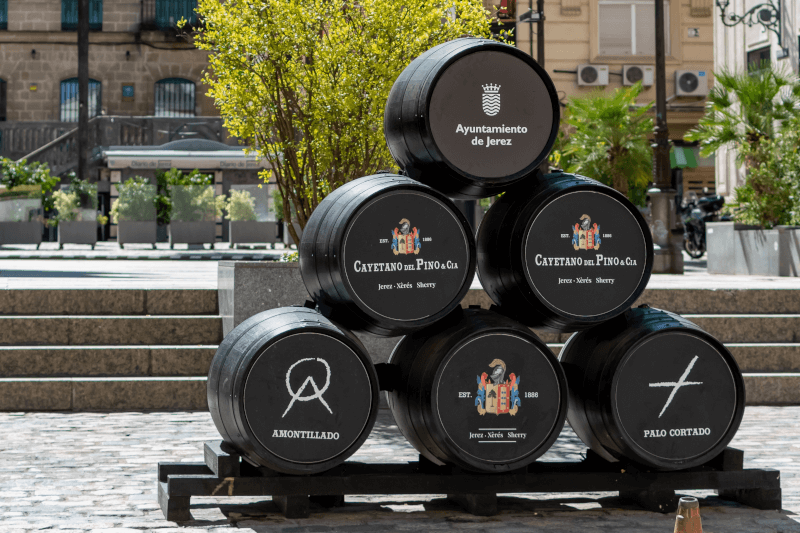 Barricas pretas na praça de Jerez