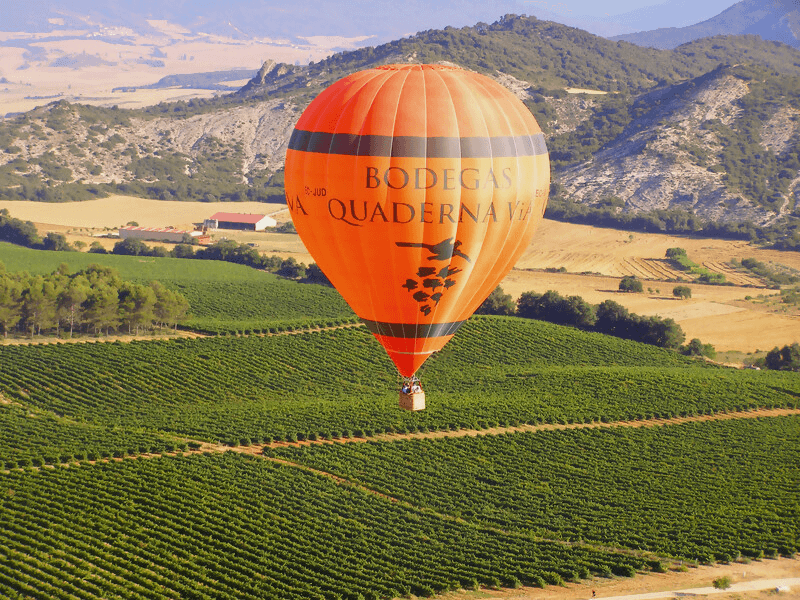 Eine Ballonfahrt über den Weinbergen gehört zu den Tourismus-Highlights bei Quaderna Via