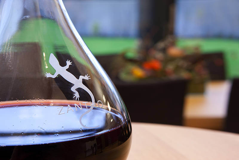 Dekanter mit dem Zantho-Logo