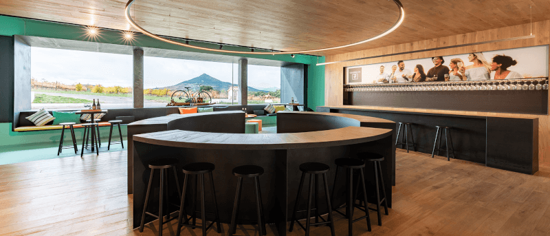 Die moderne Weinbar im Gutsgebäude von Quaderna Via