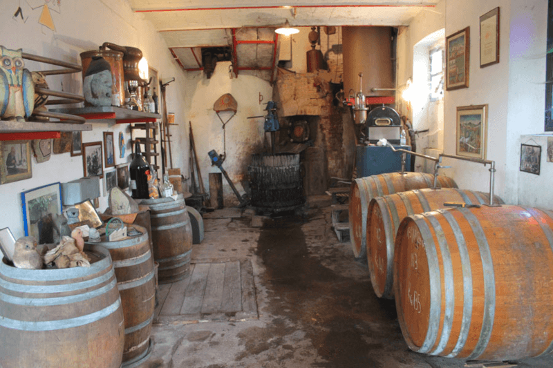 Ein historischer Arbeitsraum der Destillerie...