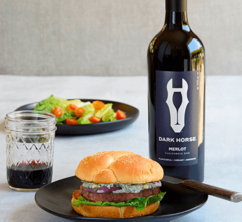 Dark Horse Merlot mit Burger Dark Horse Merlot mit Burger