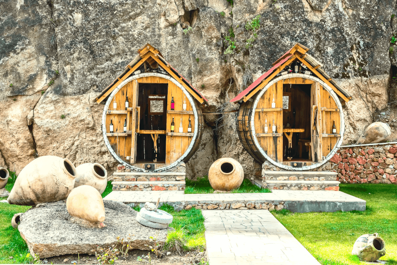 Cabines de madeira nas montanhas da Armênia