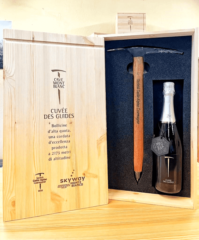 Cuvée des Guides brut nature in GP mit Spitzhacke - Cave Mont Blanc