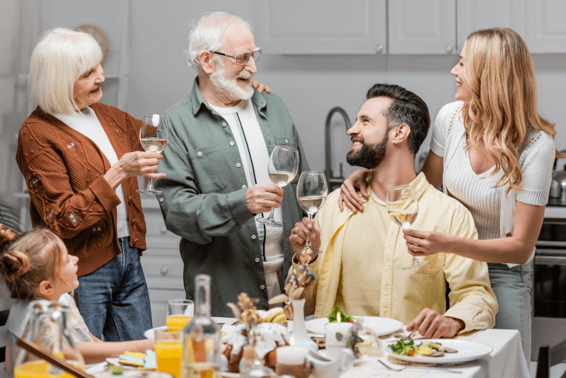 Familie am Ostertisch mit Wein